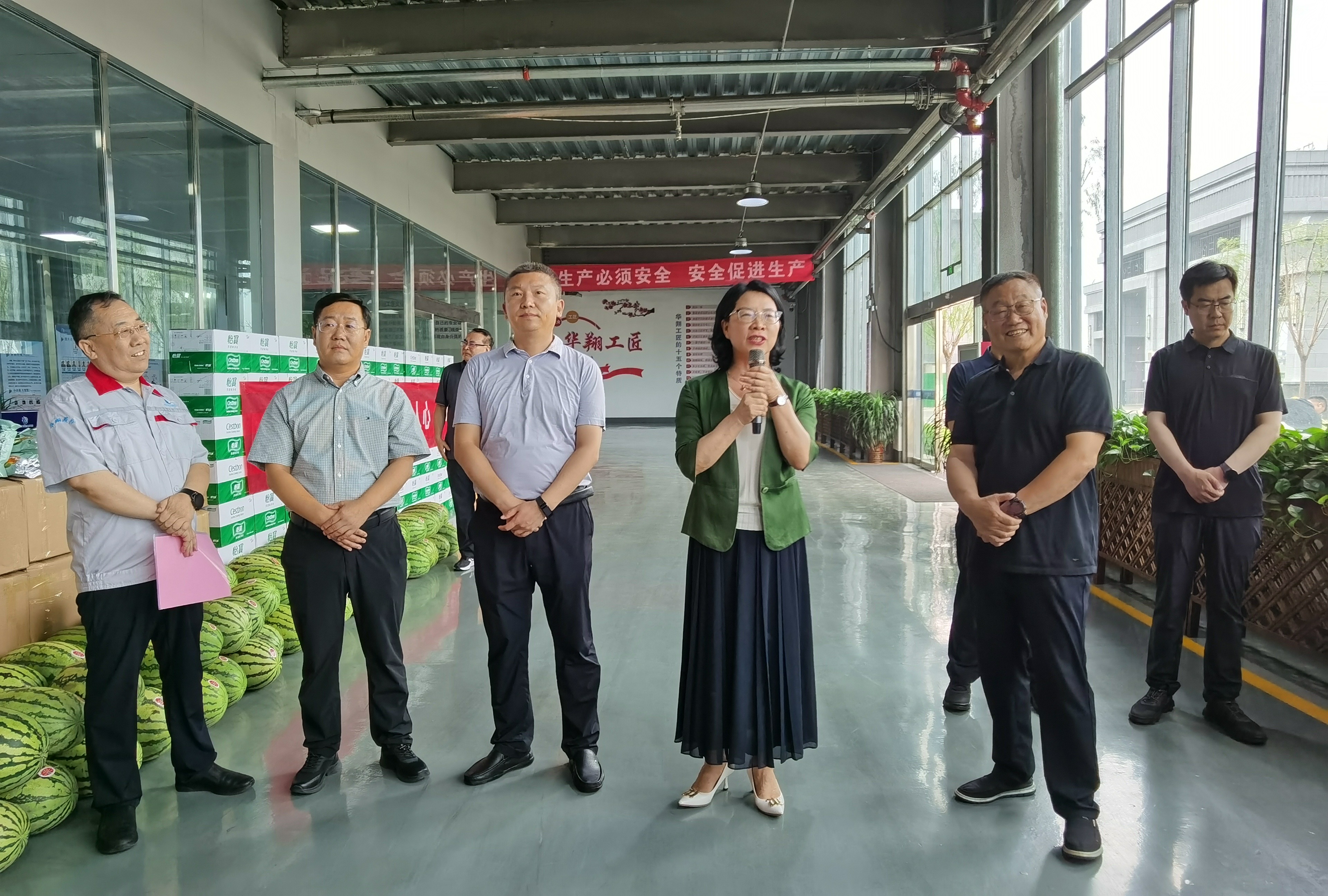 清涼慰問暖人心、凝心聚力鼓干勁